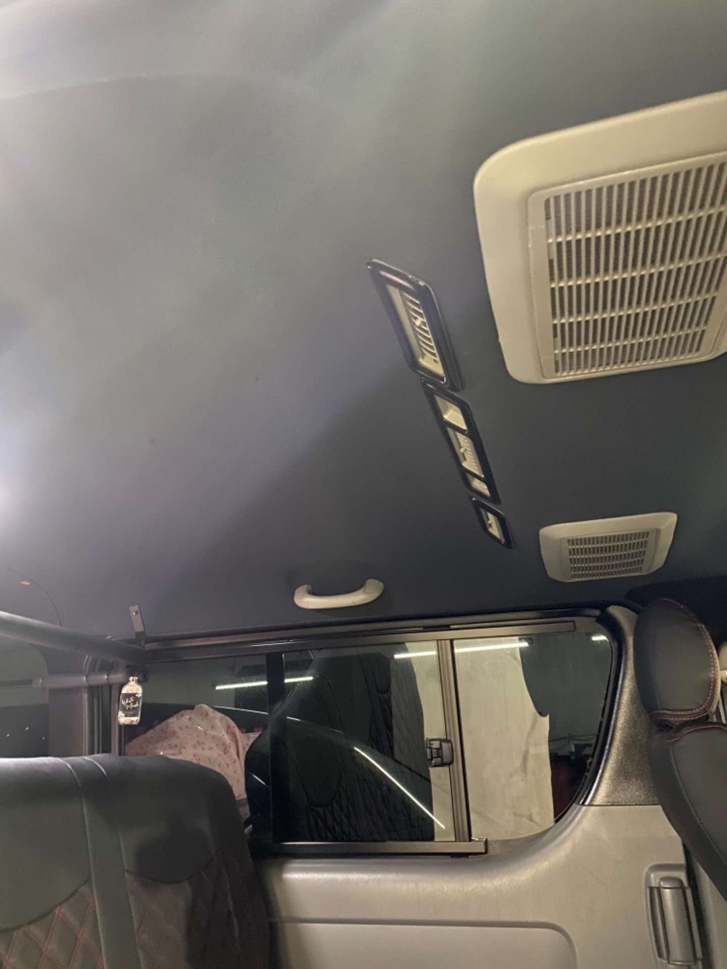 ハイエース 天井張り替え 黒